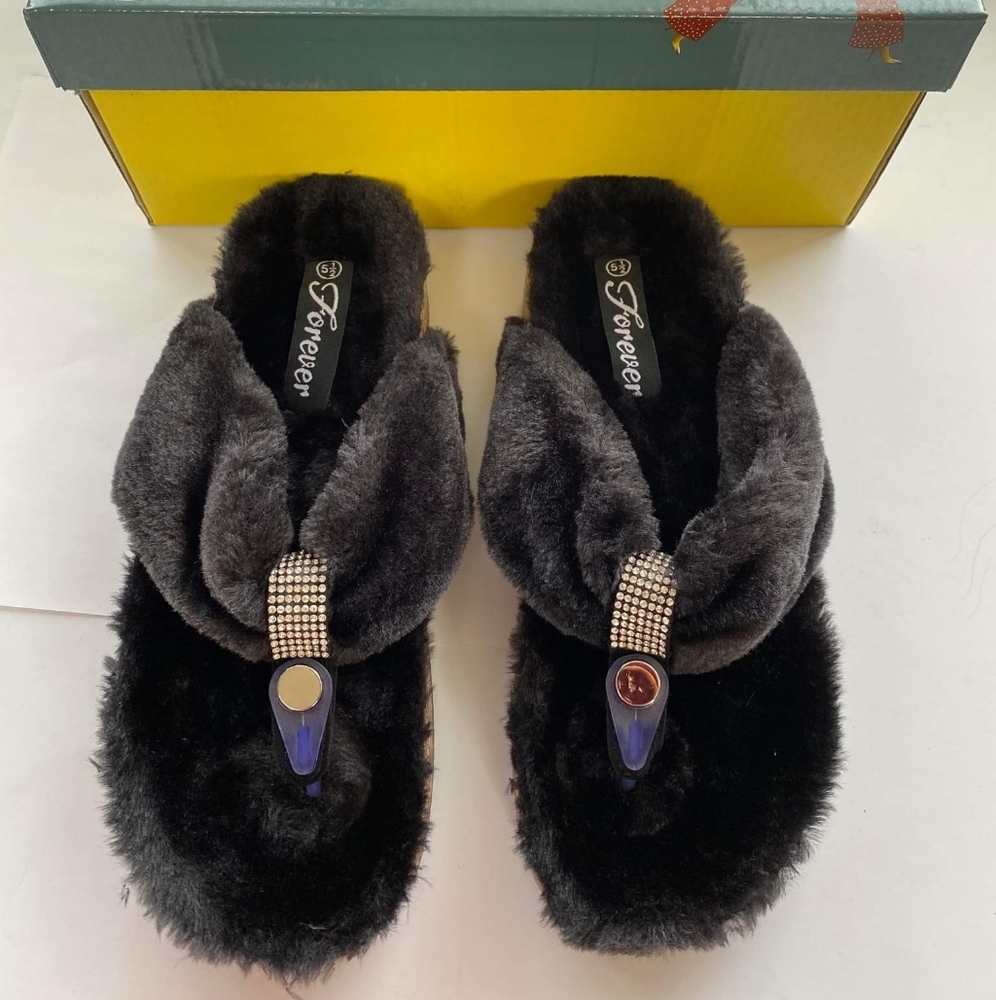Forever  Womens 5.5 M Black  Rhinestone Faux Fur Benefit T-Strap Slippers